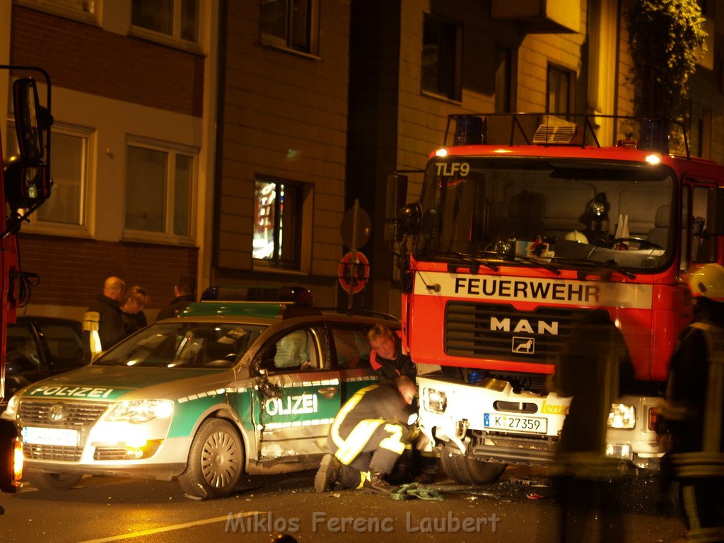 VU Einsatzfahrt Feuerwehr Polizei Koeln Muelheim Deutz Muelheimerstr  P18.JPG